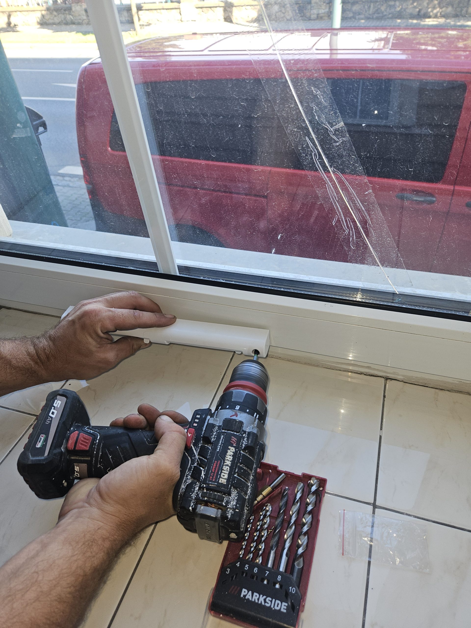 Instalace štěrbiny do rámu okna
